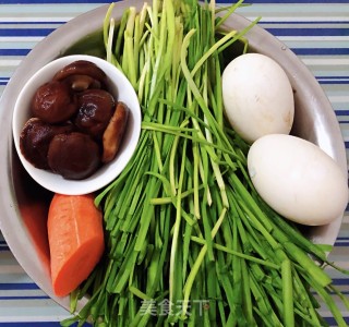 韭菜鱿鱼鹅蛋香菇水饺的做法步骤：4