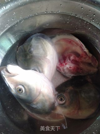 砂锅鱼头肉丸汤的做法步骤：1