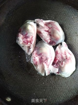 砂锅鱼头肉丸汤的做法步骤：2