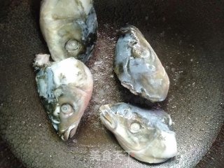 砂锅鱼头肉丸汤的做法步骤：3