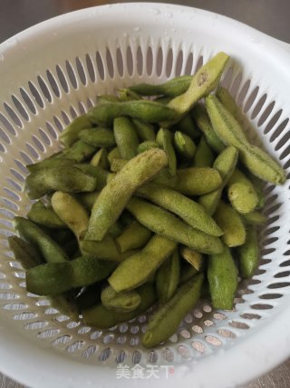 水煮毛豆的做法步骤：1