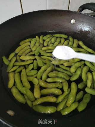 水煮毛豆的做法步骤：2