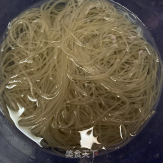 鸡腿炖粉条的做法步骤：1