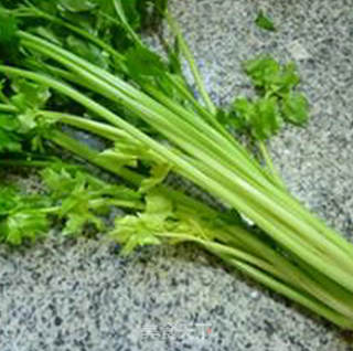 鳝丝炒芹菜的做法步骤：1