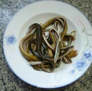 鳝丝炒芹菜的做法步骤：2
