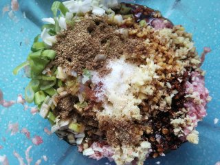 平菇猪肉饺子的做法步骤：7