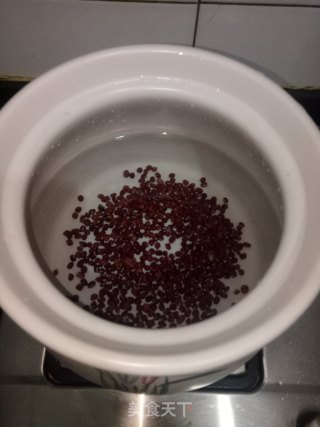 红豆鲫鱼汤的做法步骤：2