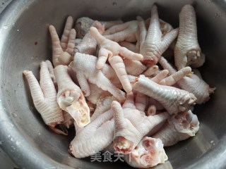 电饭煲焗鸡爪的做法步骤：1