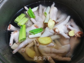 电饭煲焗鸡爪的做法步骤：2