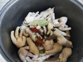 电饭煲焗鸡爪的做法步骤：5