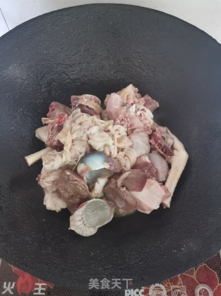红烧公鸡的做法步骤：2