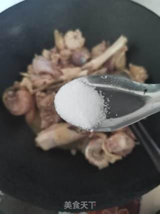 红烧公鸡的做法步骤：3