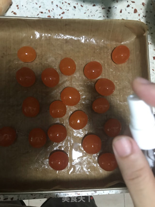 蛋黄酥的做法步骤：1