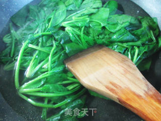 蟹肉棒拌菠菜的做法步骤：3