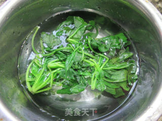 蟹肉棒拌菠菜的做法步骤：4