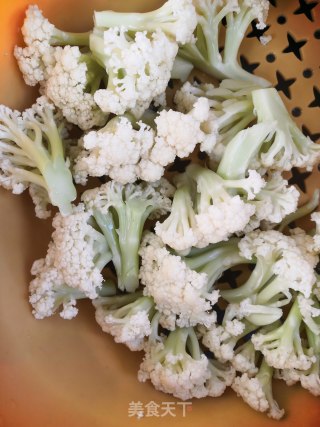 花菜煸五花肉的做法步骤：1