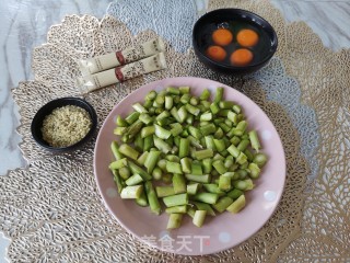 火麻芦笋炒鸡蛋的做法步骤：1