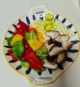彩椒香菇烧日本豆腐的做法步骤：2