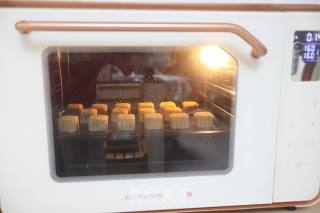 白莲蓉&红豆沙蛋黄月饼的做法步骤：21