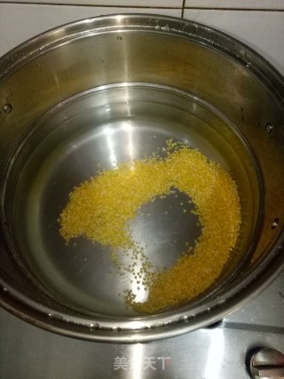 玉米碴山药小米粥的做法步骤：2