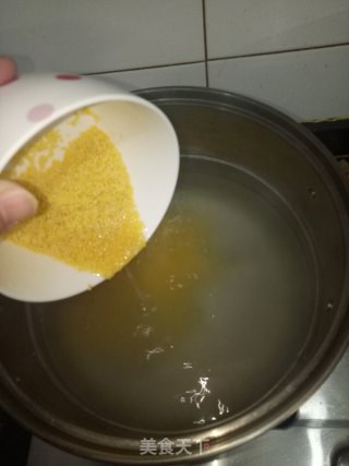 玉米碴山药小米粥的做法步骤：3