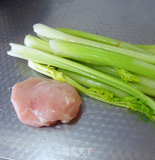 快手小炒——芹菜炒鸡胸的做法步骤：1