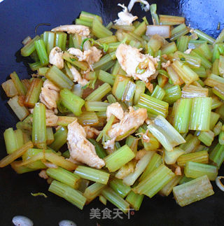 快手小炒——芹菜炒鸡胸的做法步骤：7
