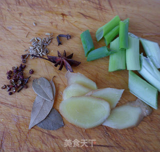 红烧鸡翅根的做法步骤：2