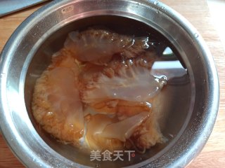紫甘蓝拌海蛰的做法步骤：1