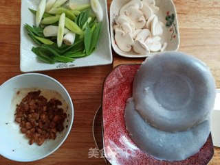 肉末口蘑炒荞面碗托的做法步骤：1