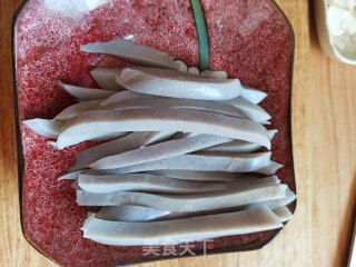 肉末口蘑炒荞面碗托的做法步骤：2
