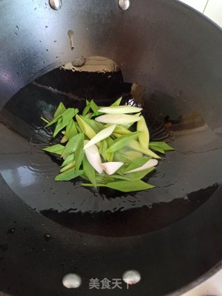 肉末口蘑炒荞面碗托的做法步骤：3