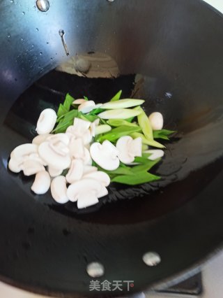 肉末口蘑炒荞面碗托的做法步骤：4