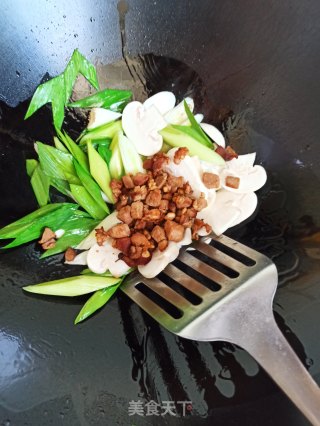肉末口蘑炒荞面碗托的做法步骤：5