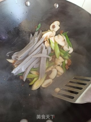 肉末口蘑炒荞面碗托的做法步骤：6