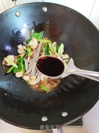肉末口蘑炒荞面碗托的做法步骤：7