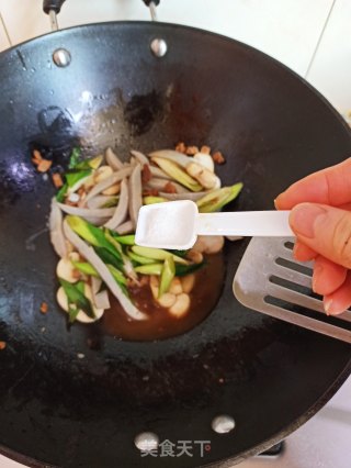 肉末口蘑炒荞面碗托的做法步骤：8