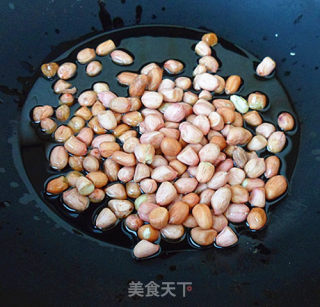 花生米拌猪耳朵的做法步骤：2