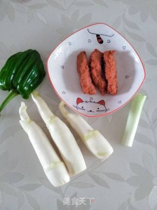 牛肉庚青椒炒茭白的做法步骤：1