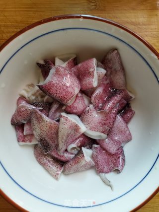 青瓜炒鲜鱿的做法步骤：3