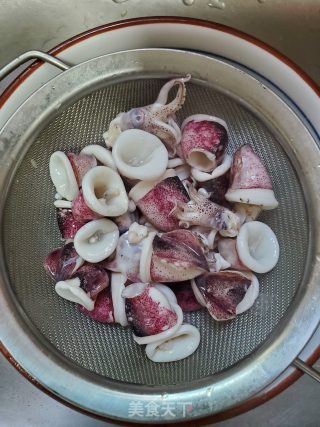 青瓜炒鲜鱿的做法步骤：5