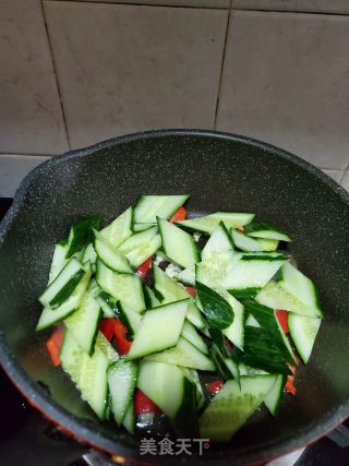 青瓜炒鲜鱿的做法步骤：7