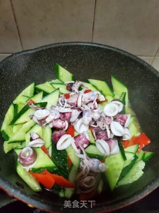 青瓜炒鲜鱿的做法步骤：8