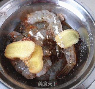 酥炸去皮虾的做法步骤：2