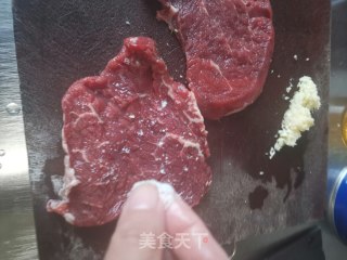 香煎菲力牛排的做法步骤：1