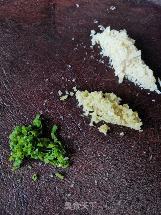 清蒸大闸蟹（附秘制酱汁配方）的做法步骤：1