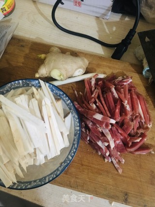 杏鲍菇炒肉丝的做法步骤：2