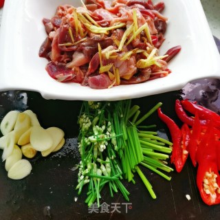 炒鸭杂的做法步骤：1