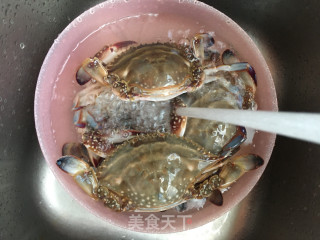 “快手小炒”泡姜炒蟹的做法步骤：1