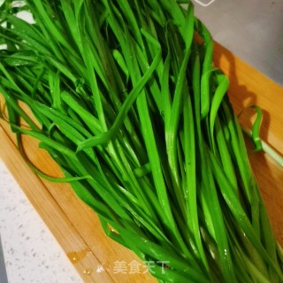 韭菜鸡蛋馅饼的做法步骤：2